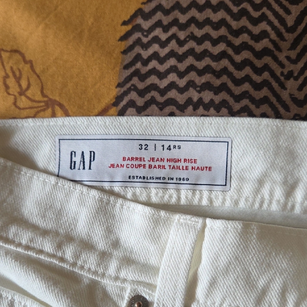 GAP Barrel High Rise Jeans in Off-White